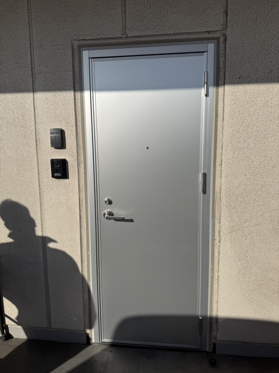 イワイの敦賀市で鍵の紛失リスクを解消！社員通用口をカードキー対応オートロックへの施工後の写真1