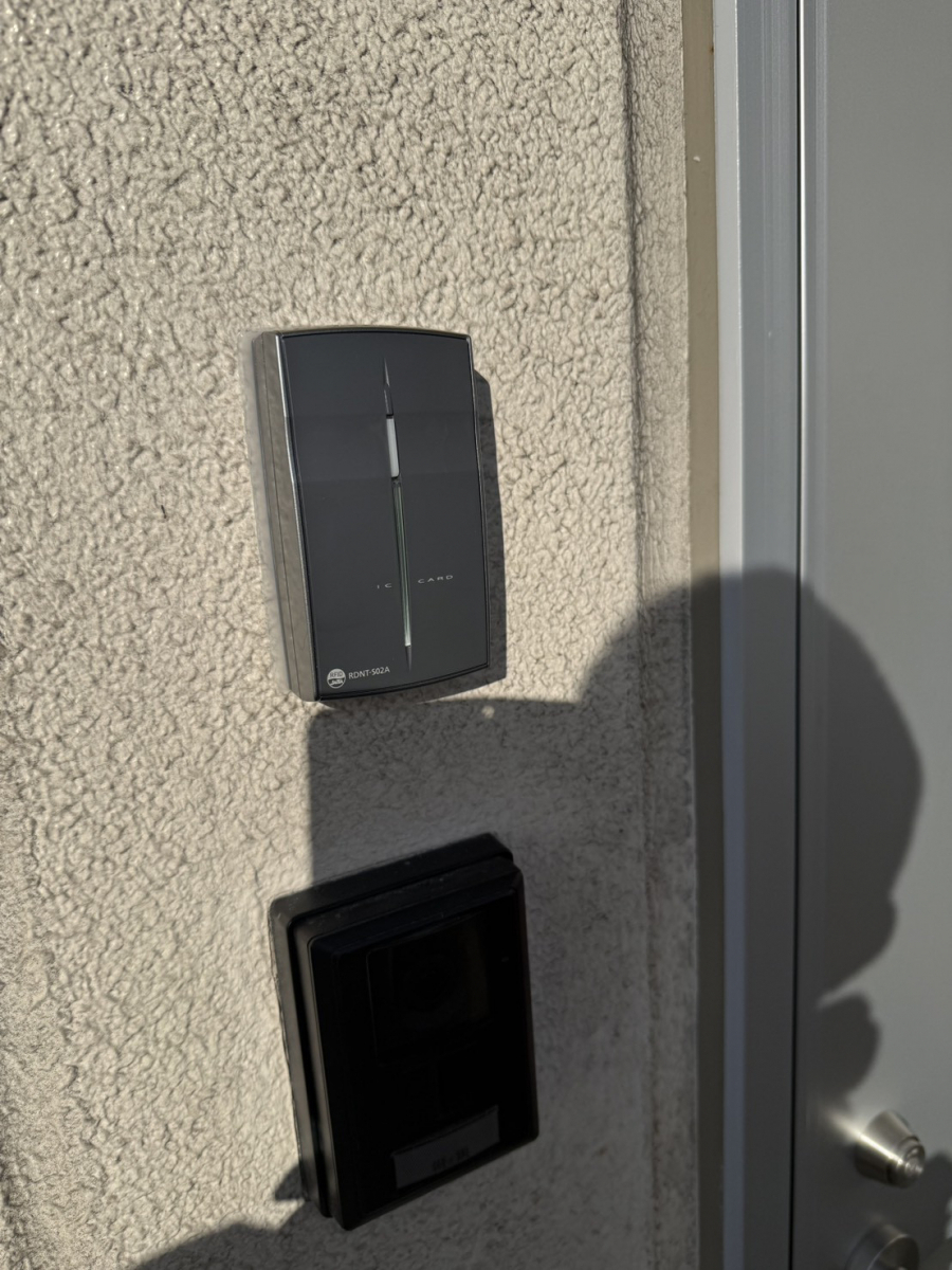 イワイの敦賀市で鍵の紛失リスクを解消！社員通用口をカードキー対応オートロックへの施工後の写真3