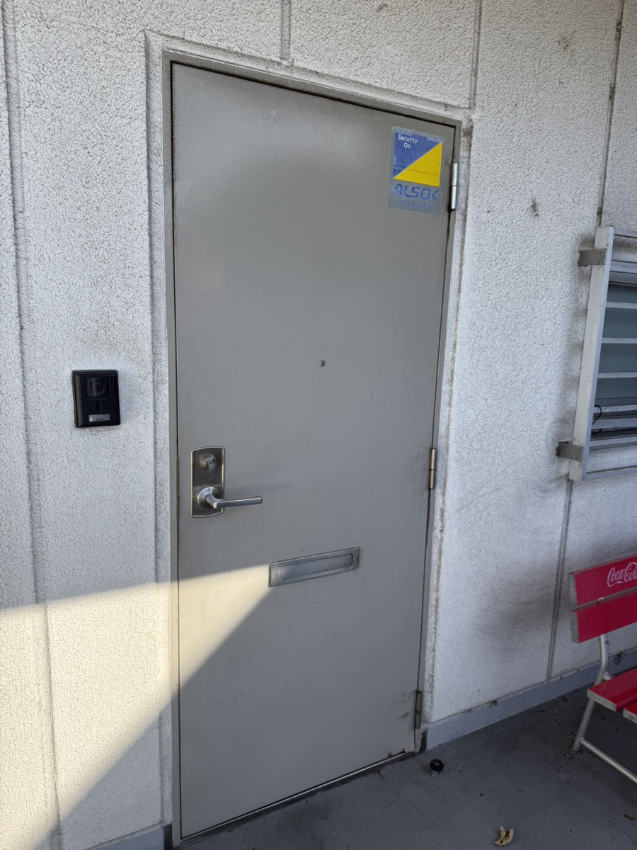 イワイの敦賀市で鍵の紛失リスクを解消！社員通用口をカードキー対応オートロックへの施工前の写真1