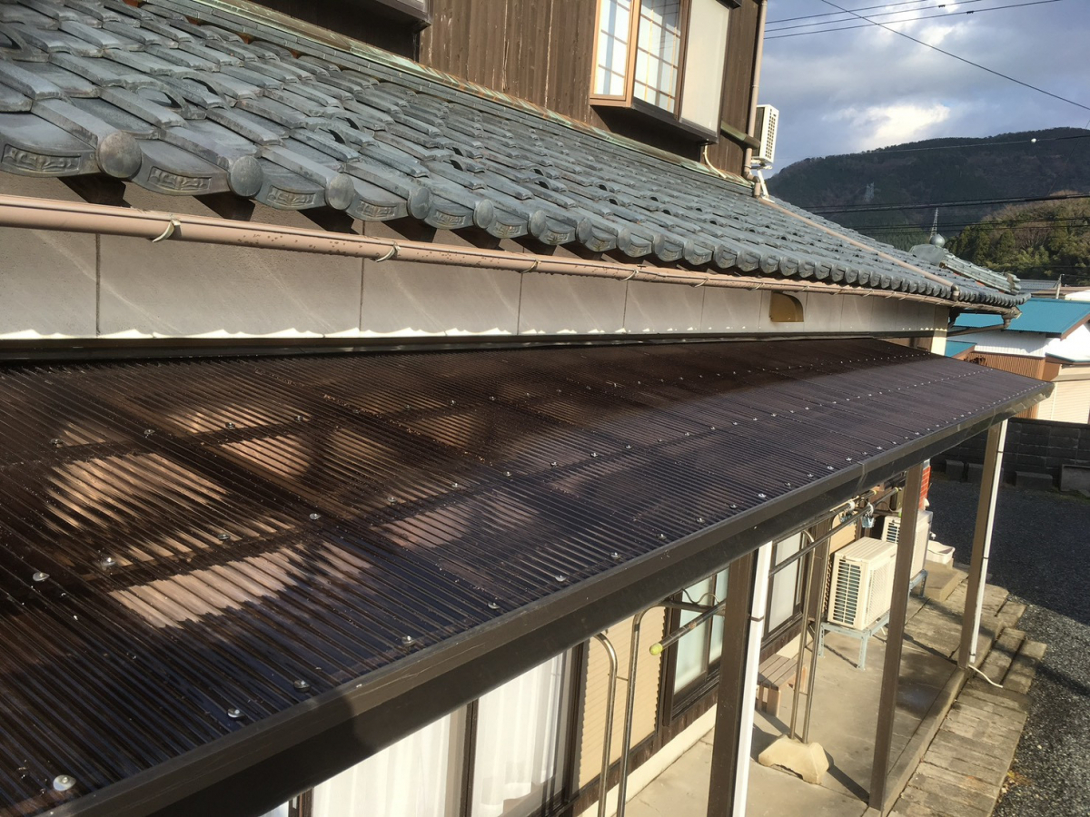 イワイの美浜町で積雪で抜け落ちた波板屋根を張り替えの施工後の写真1