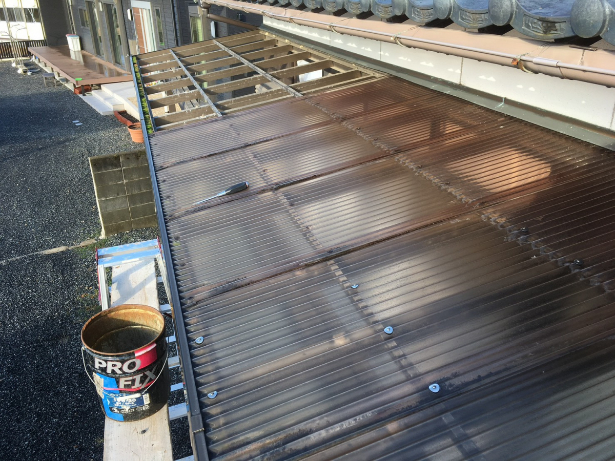 イワイの美浜町で積雪で抜け落ちた波板屋根を張り替えの施工前の写真1