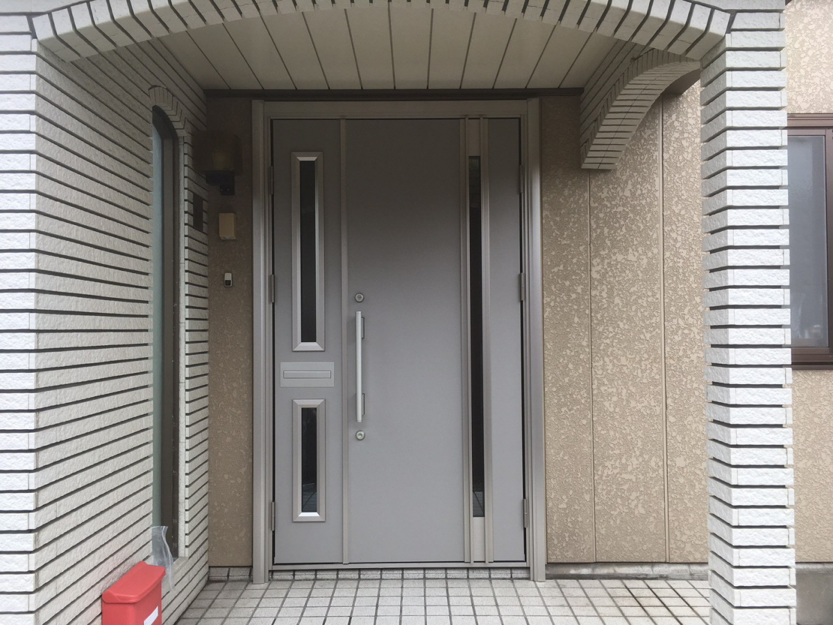 イワイの開け閉めが重い玄関ドアを1日で解決｜ポスト付き玄関ドアへ交換の施工後の写真1