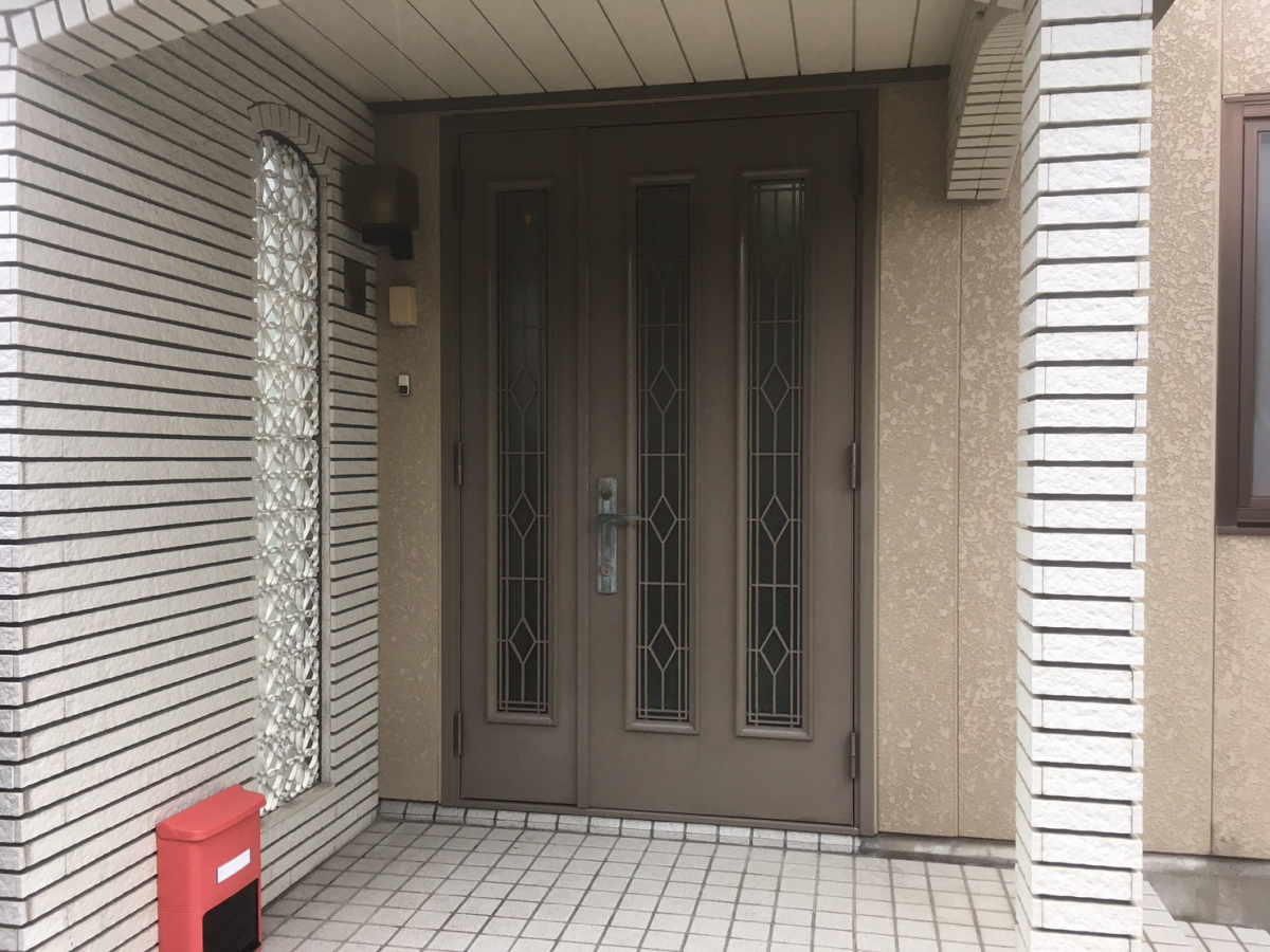 イワイの開け閉めが重い玄関ドアを1日で解決｜ポスト付き玄関ドアへ交換の施工前の写真1