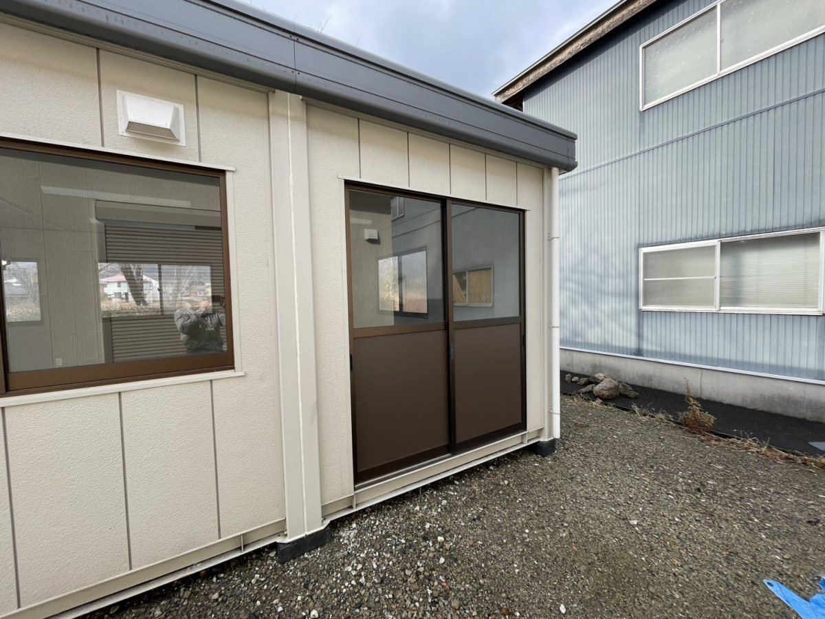 イワイの敦賀市　プレハブ倉庫に新しい出入り口を増設｜後付けテラス屋根で雨雪対策も万全にの施工後の写真1