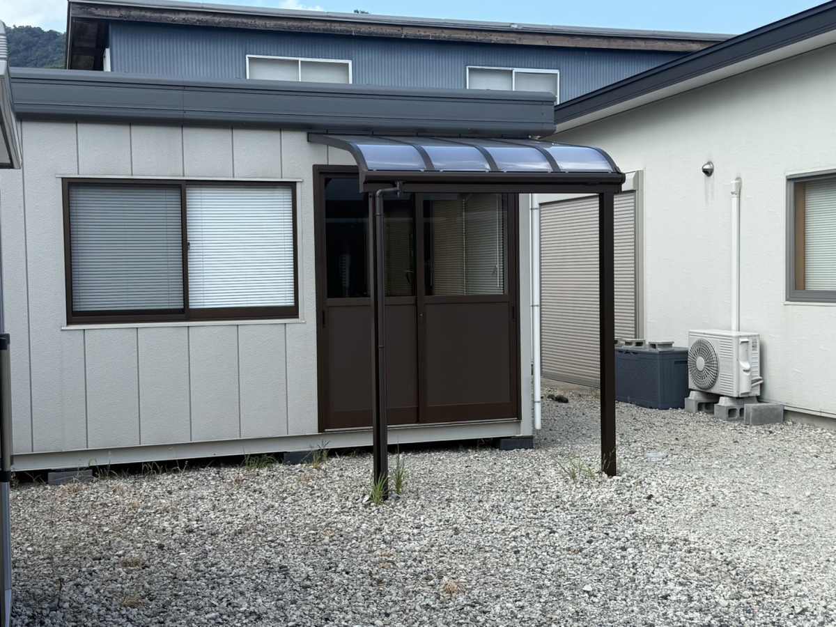 イワイの敦賀市　プレハブ倉庫に新しい出入り口を増設｜後付けテラス屋根で雨雪対策も万全にの施工後の写真2