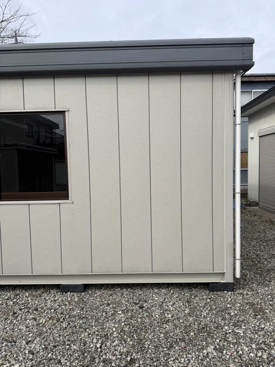 イワイの敦賀市　プレハブ倉庫に新しい出入り口を増設｜後付けテラス屋根で雨雪対策も万全にの施工前の写真1