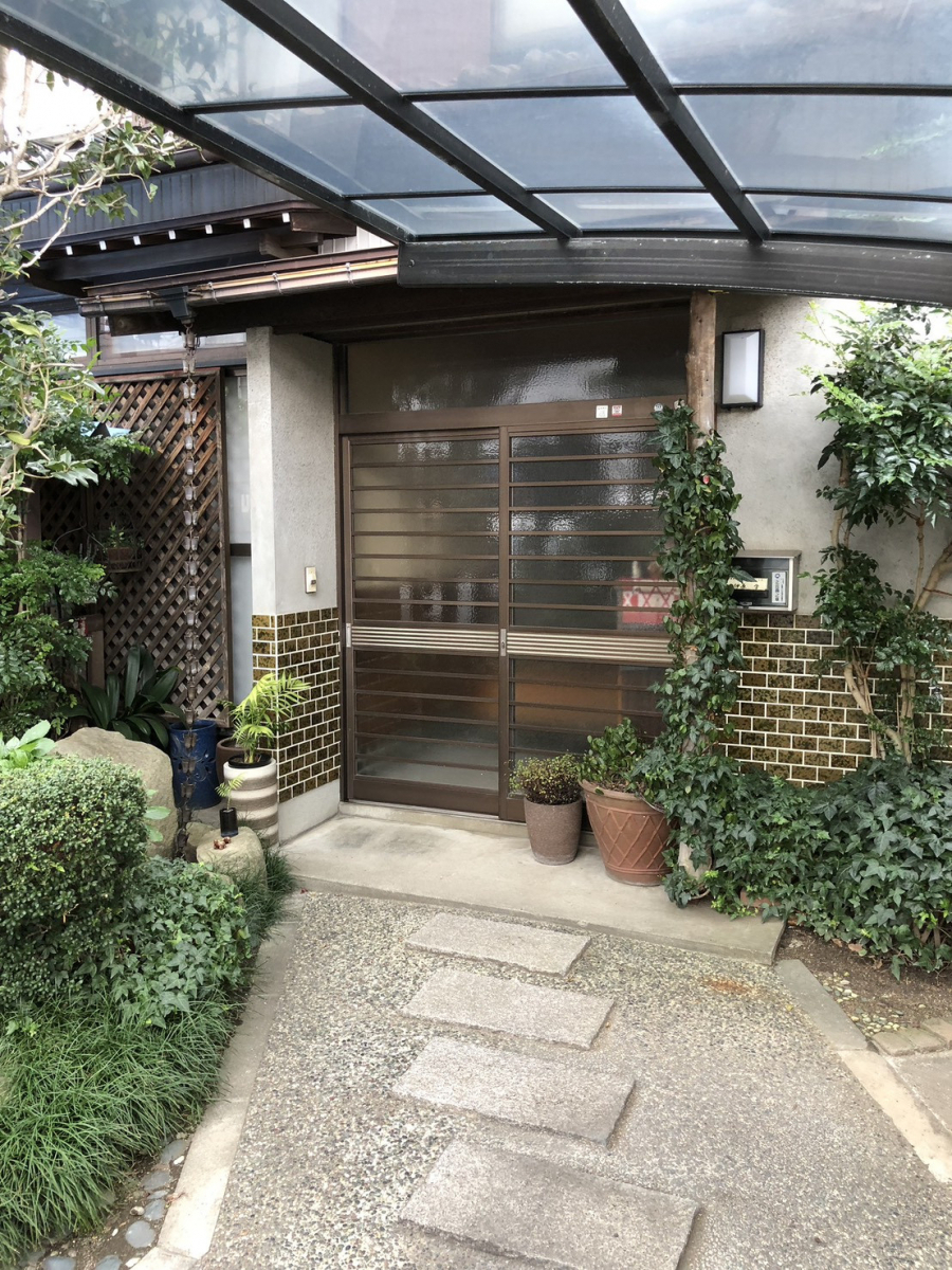 イワイの敦賀市で玄関前の雪・寒さ対策に｜後付け風除室で冬でも快適な玄関への施工前の写真1