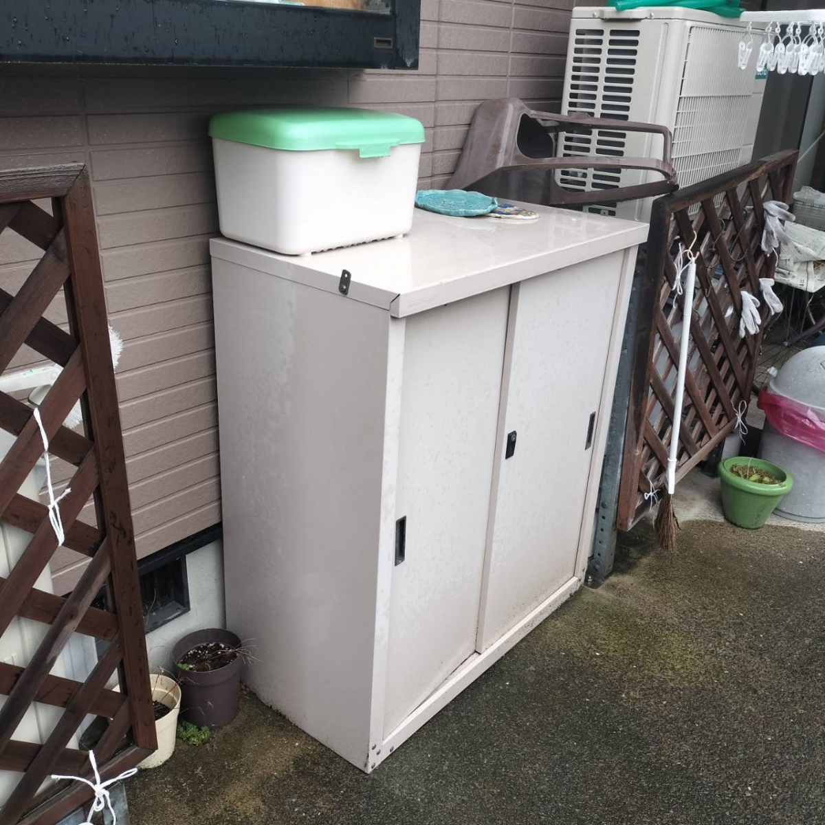 イワイの【敦賀市】小型物置の取替え工事｜土間直置きによる腐食のため物置を更新しましたの施工前の写真1