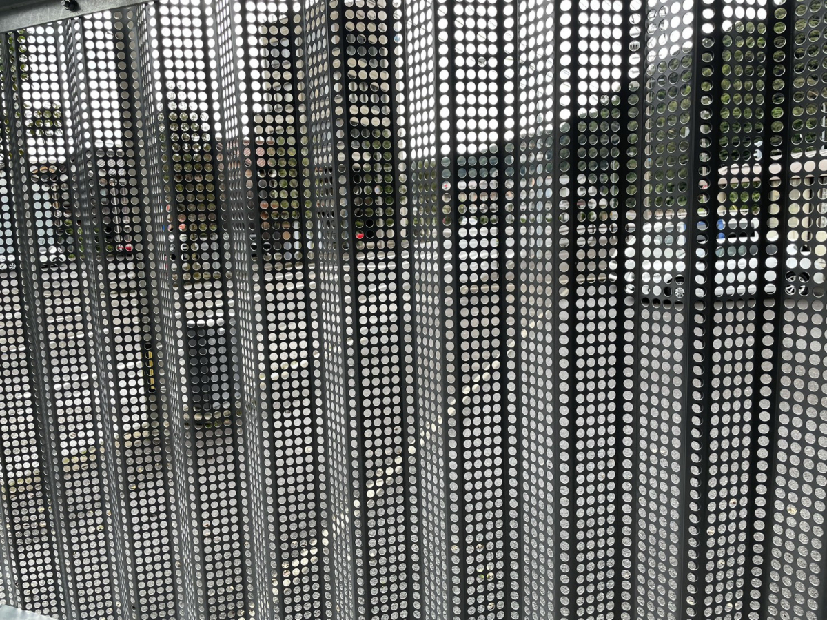 イワイの外からの視線を遮り、中からは外が見える｜孔あき折板スクリーンでつくる“中間領域”のあるアプローチ改修の施工後の写真3