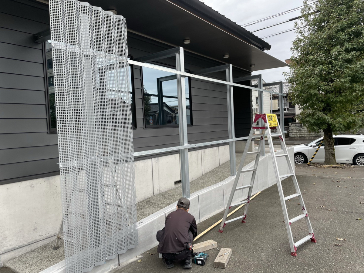 イワイの外からの視線を遮り、中からは外が見える｜孔あき折板スクリーンでつくる“中間領域”のあるアプローチ改修の施工前の写真1