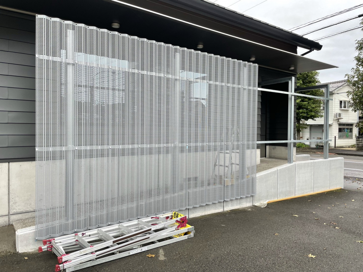 イワイの外からの視線を遮り、中からは外が見える｜孔あき折板スクリーンでつくる“中間領域”のあるアプローチ改修の施工前の写真2
