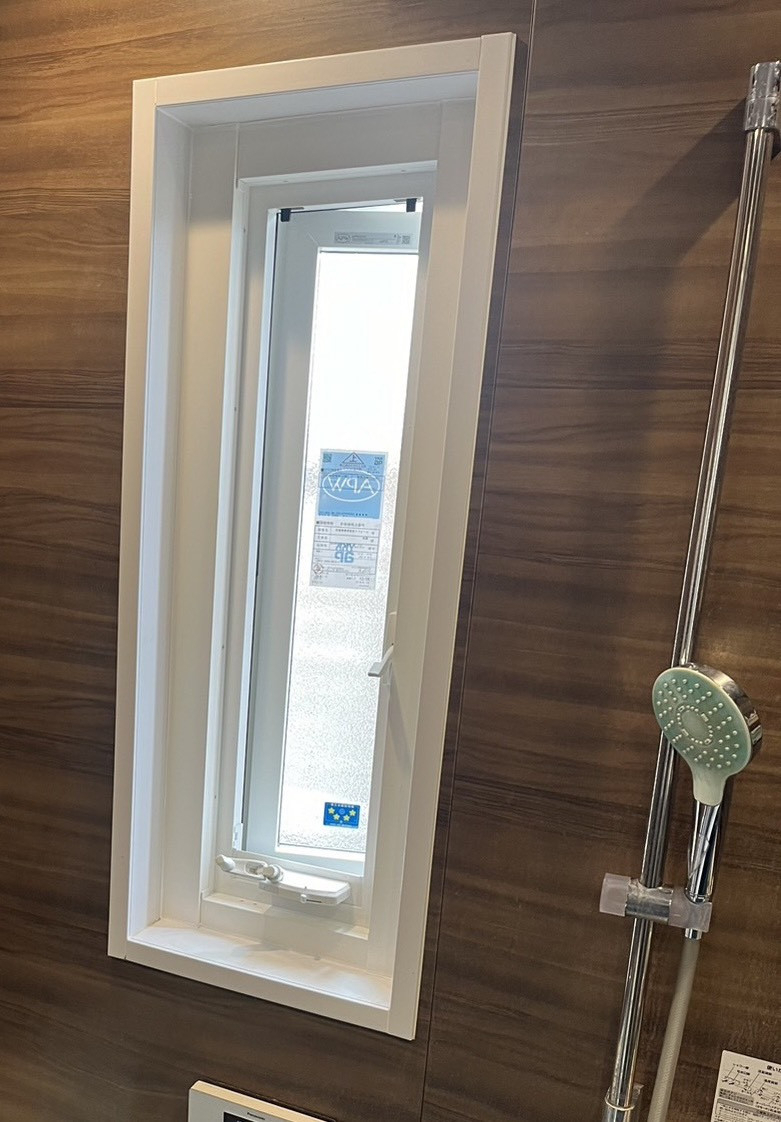 イワイの浴室の寒さが激変｜ジャロジー窓を樹脂製・真空トリプルガラスへ交換した事例【補助金活用】の施工後の写真1
