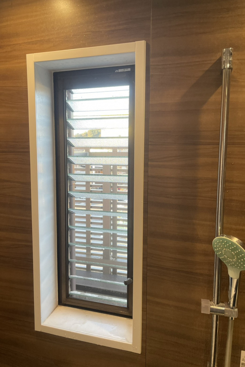 イワイの浴室の寒さが激変｜ジャロジー窓を樹脂製・真空トリプルガラスへ交換した事例【補助金活用】の施工前の写真1