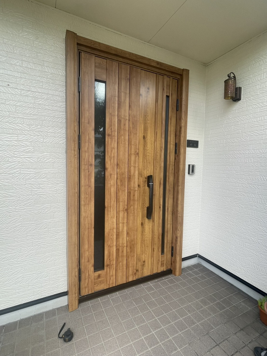 イワイのアルミ玄関ドアから木目調へ｜電池錠＋断熱アップの玄関ドア1dayリフォーム【敦賀市】の施工後の写真1