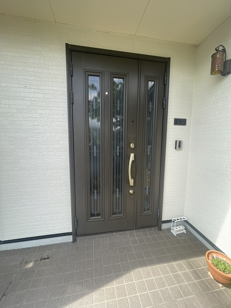 イワイのアルミ玄関ドアから木目調へ｜電池錠＋断熱アップの玄関ドア1dayリフォーム【敦賀市】の施工前の写真1