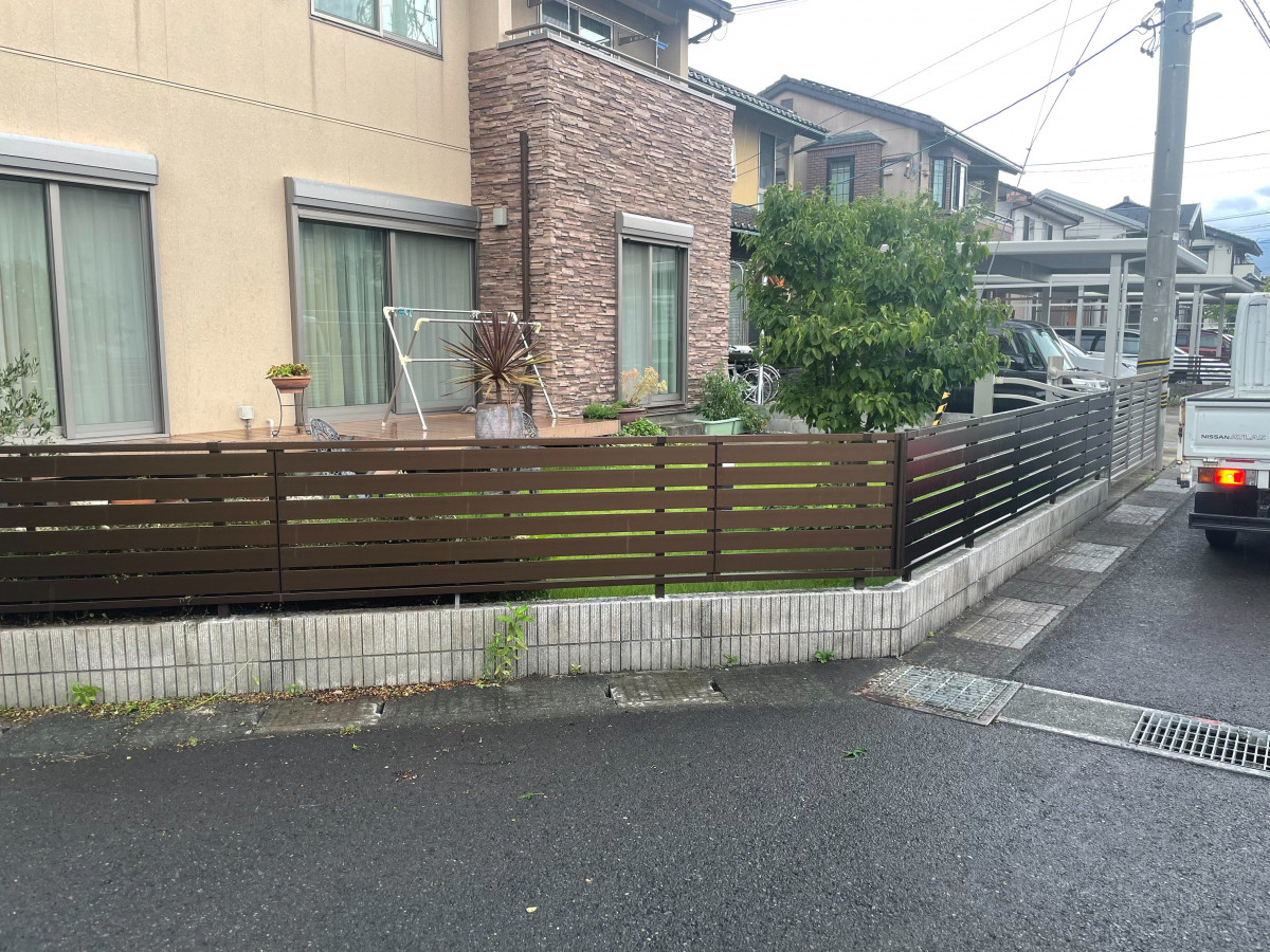 イワイの木目フェンスのラミネート剥がれを解消｜敦賀市でアルミフェンスへ取替え工事の施工後の写真1