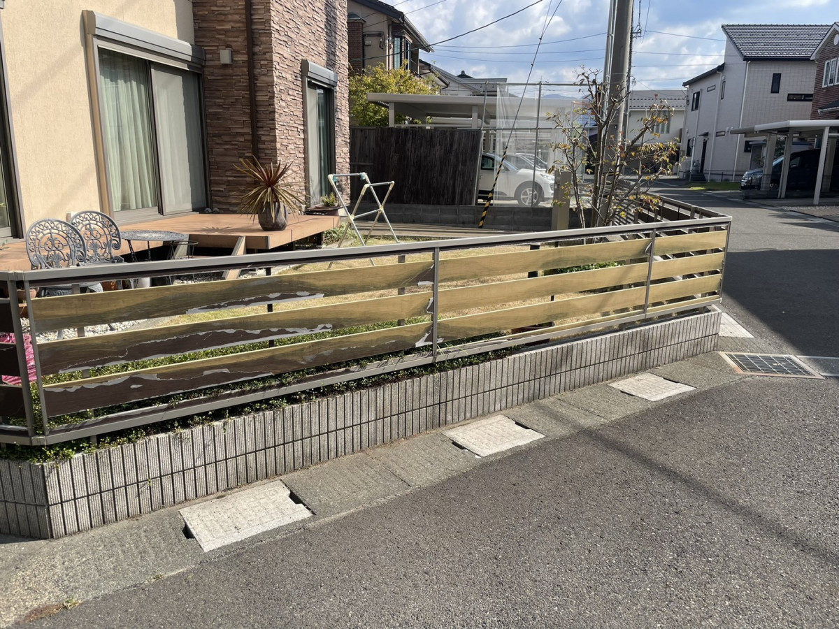 イワイの木目フェンスのラミネート剥がれを解消｜敦賀市でアルミフェンスへ取替え工事の施工前の写真1