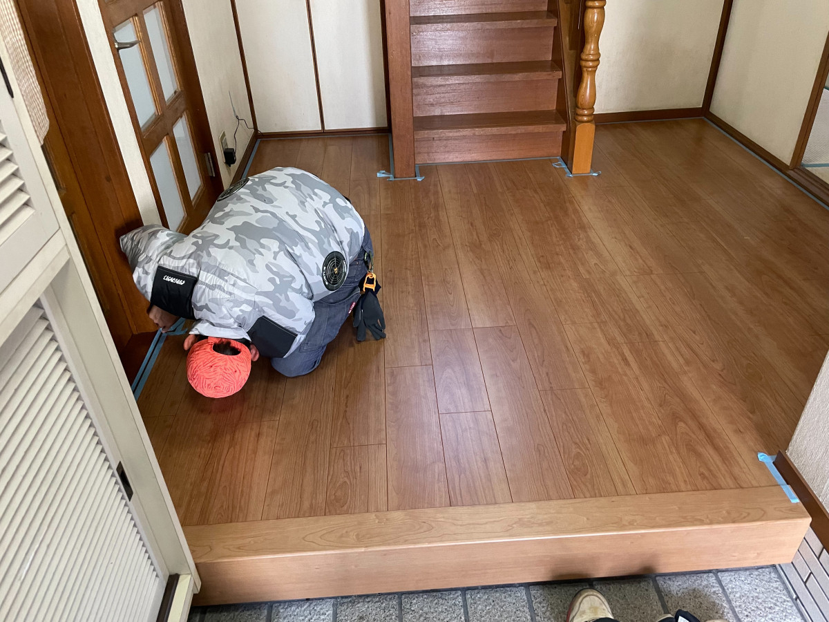 イワイの玄関の床がフワフワ…下地からやり直した安心リフォーム｜敦賀市 玄関床張り替えの施工後の写真1