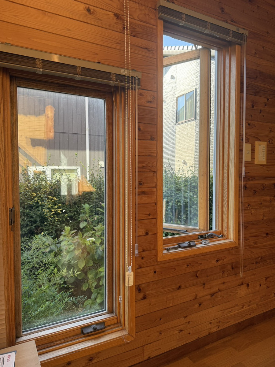 イワイの【敦賀市】輸入住宅のサッシ故障を解決｜木製複合窓を樹脂窓へカバー工法＋先進的窓リノベ補助金活用事例の施工前の写真1