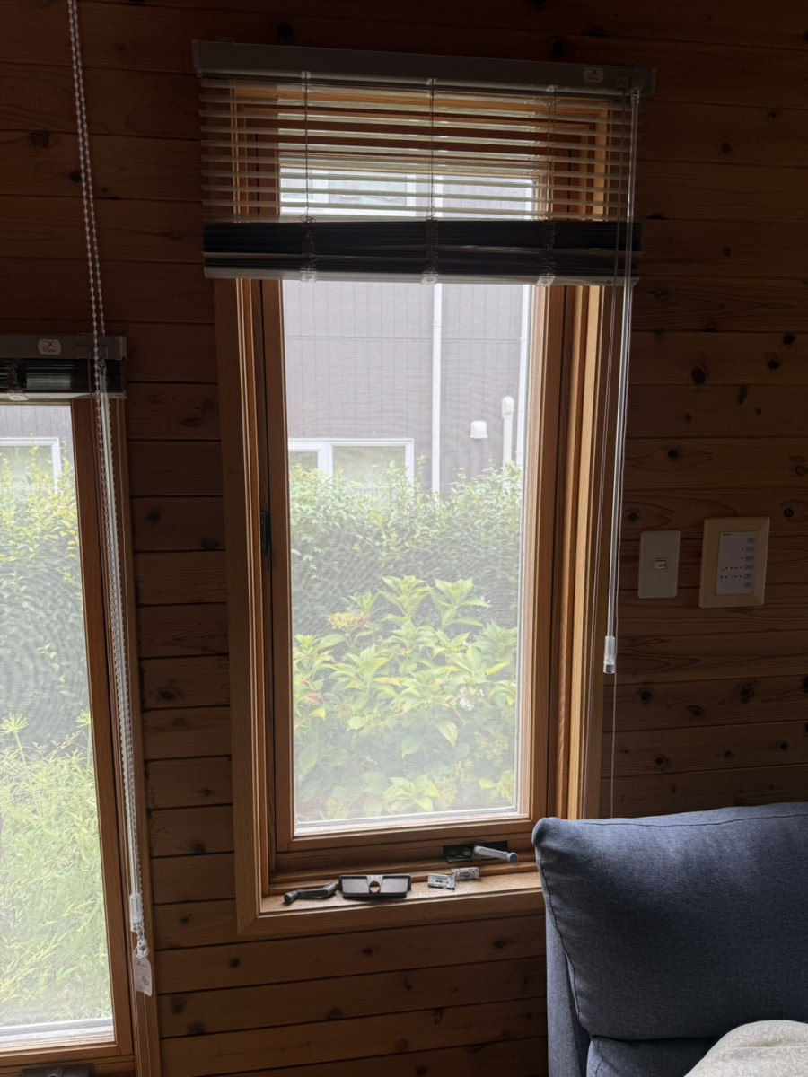 イワイの【敦賀市】輸入住宅のサッシ故障を解決｜木製複合窓を樹脂窓へカバー工法＋先進的窓リノベ補助金活用事例の施工前の写真2