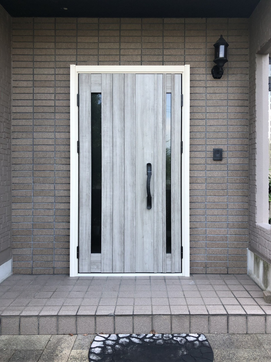 イワイの【敦賀市 玄関ドア1dayリフォーム】黒い玄関を白い木目調へ｜カバー工法＋電池錠で快適アップの施工後の写真1