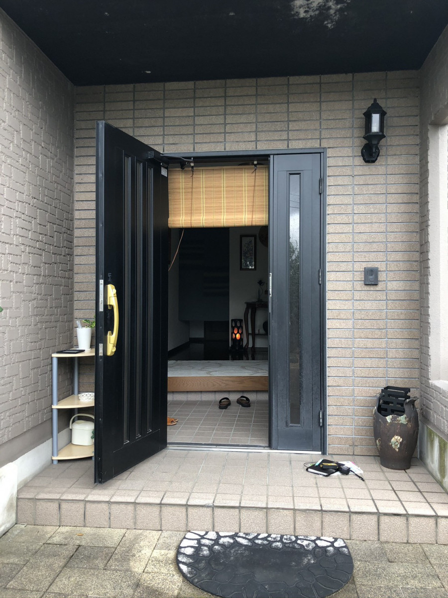 イワイの【敦賀市 玄関ドア1dayリフォーム】黒い玄関を白い木目調へ｜カバー工法＋電池錠で快適アップの施工前の写真2