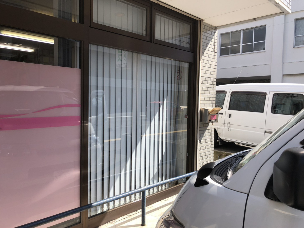 イワイの【敦賀市 ガラス修理】1.6m×1.6mの大型ガラス割れ替え｜当日対応可能な在庫体制｜マド本舗イワイの施工後の写真1