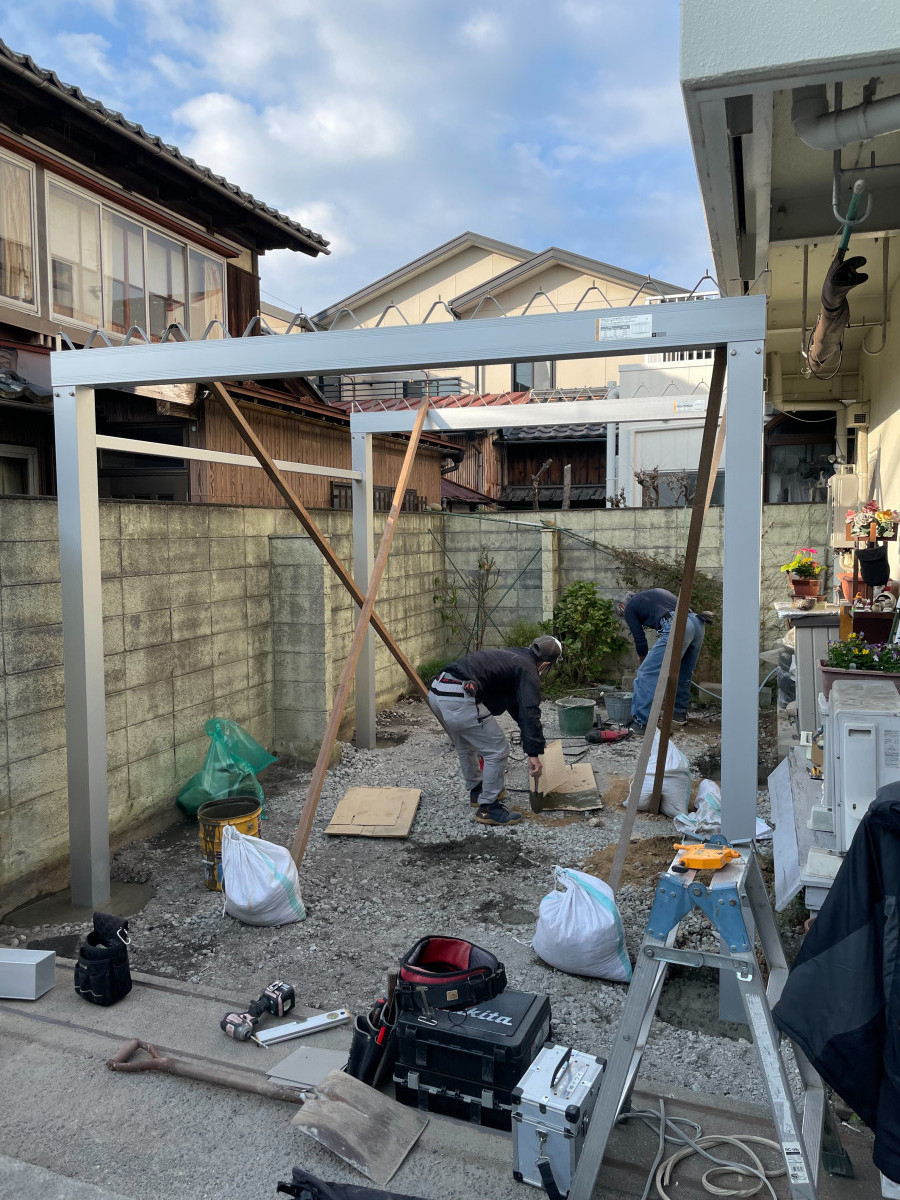 イワイの【敦賀市 カーポート施工事例】狭い前面道路でも安心！雪かき負担を減らす土間コンクリート仕上げの施工後の写真1