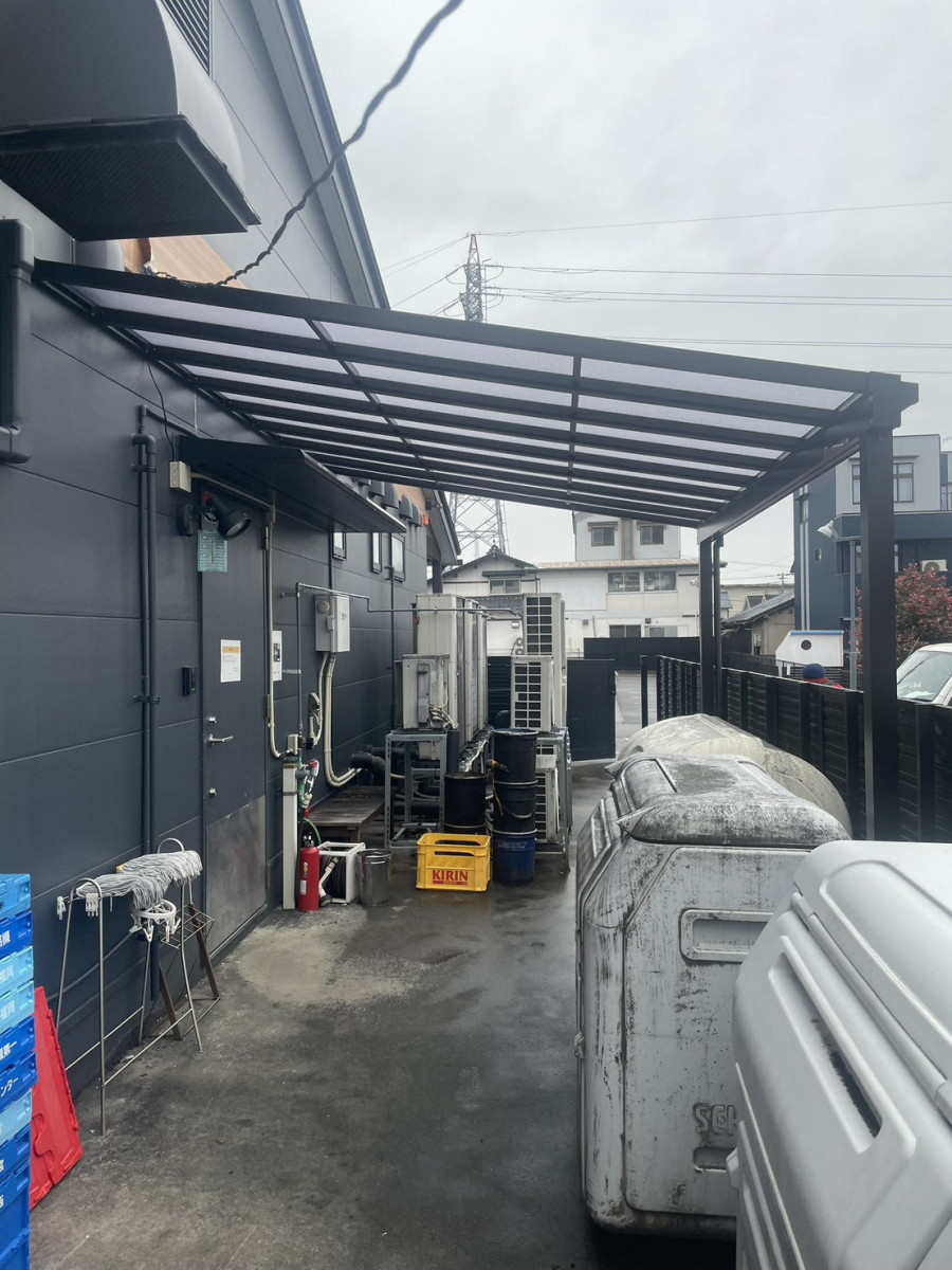 イワイの【鯖江市】焼肉屋さん裏口にテラス屋根設置｜ゴミ出し動線を雨から守る実用リフォームの施工後の写真1