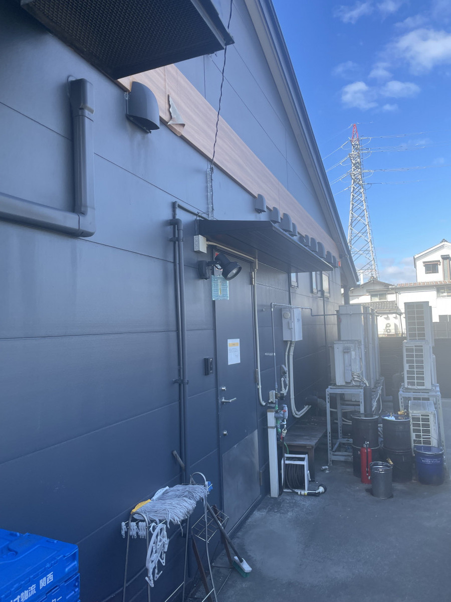 イワイの【鯖江市】焼肉屋さん裏口にテラス屋根設置｜ゴミ出し動線を雨から守る実用リフォームの施工前の写真1