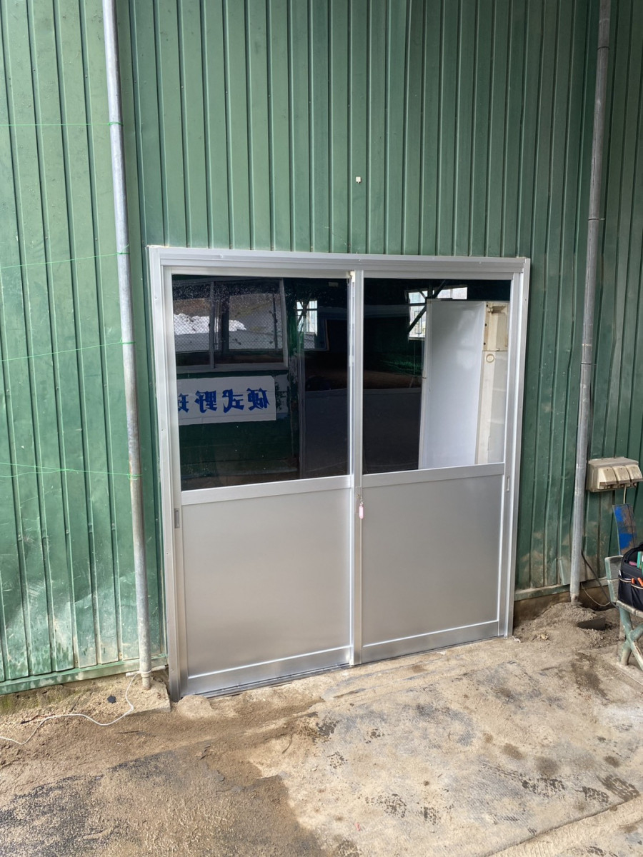 イワイの【敦賀市】敦賀気比高校野球部 室内練習場のサッシをカバー工法で改修｜砂噛み対策でレール高さも調整の施工後の写真2