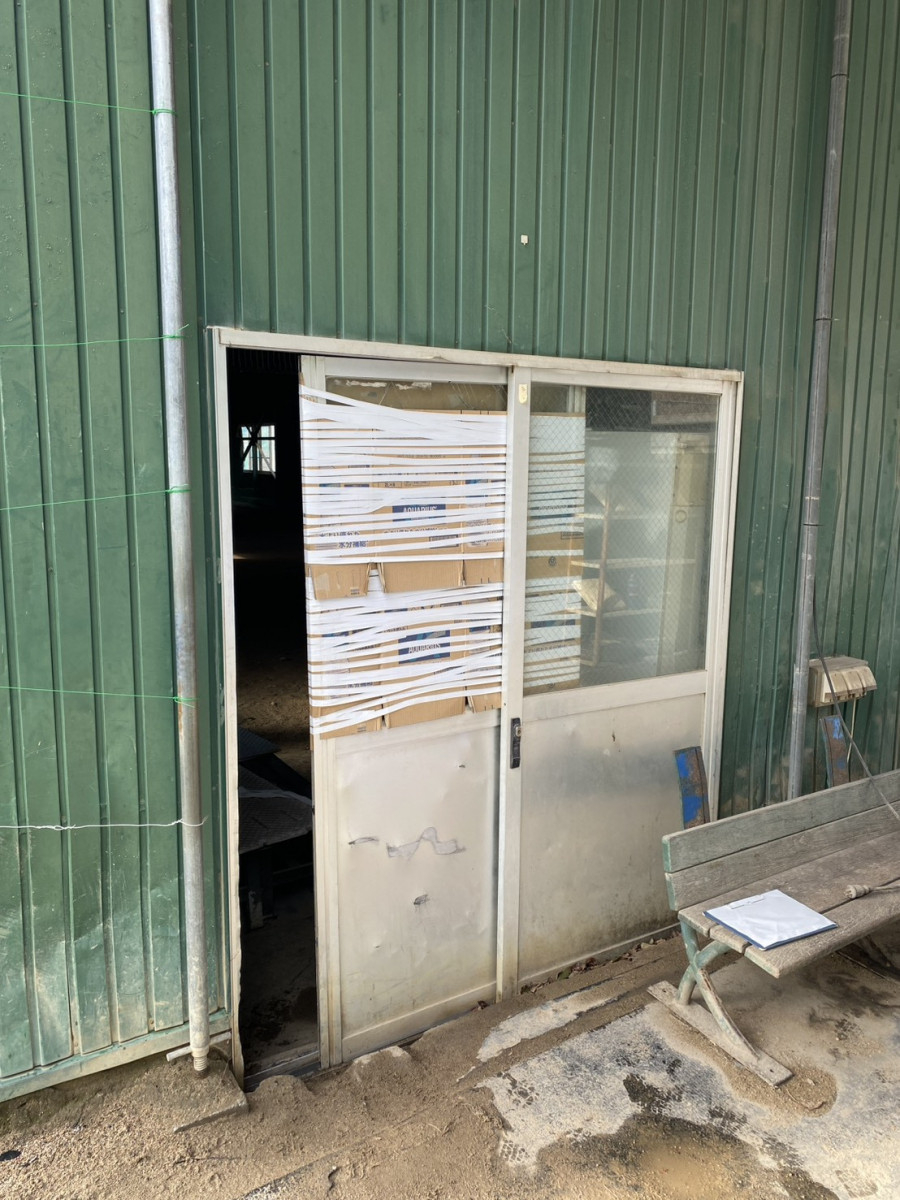 イワイの【敦賀市】敦賀気比高校野球部 室内練習場のサッシをカバー工法で改修｜砂噛み対策でレール高さも調整の施工前の写真1