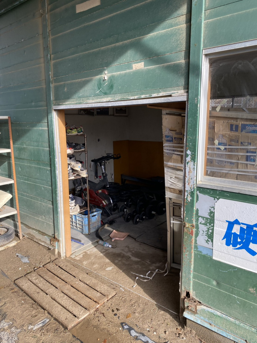 イワイの【敦賀市】敦賀気比高校野球部 室内練習場のサッシをカバー工法で改修｜砂噛み対策でレール高さも調整の施工前の写真2