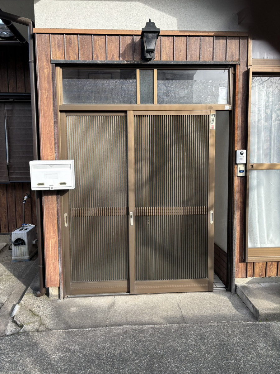 イワイの【敦賀市 玄関引戸カバー工法】防犯性・断熱性アップ！シングルガラス玄関をペアガラス＋3点締まりへ。の施工前の写真1