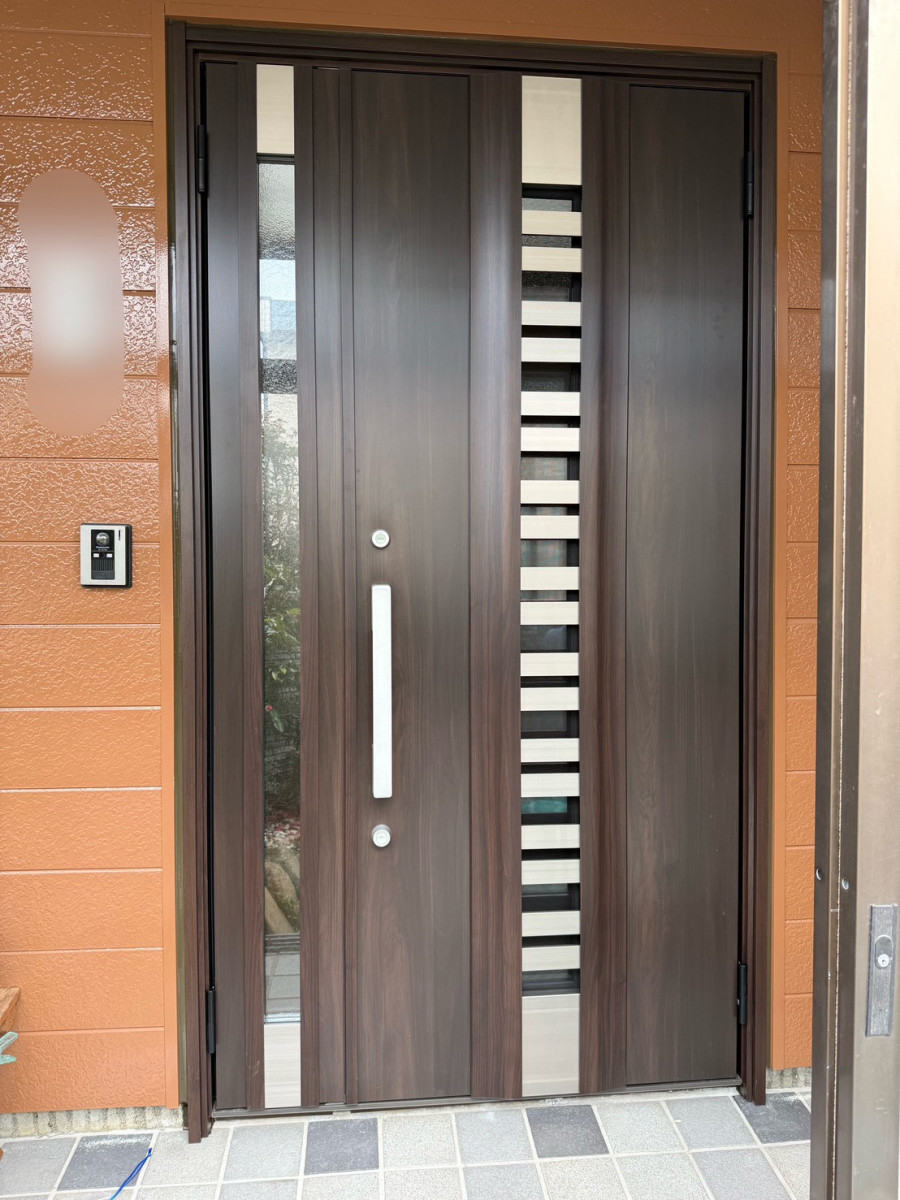 イワイの敦賀市｜LIXILリシェントで玄関ドアを1dayリフォーム！採風付き親子ドアに交換しましたの施工後の写真1