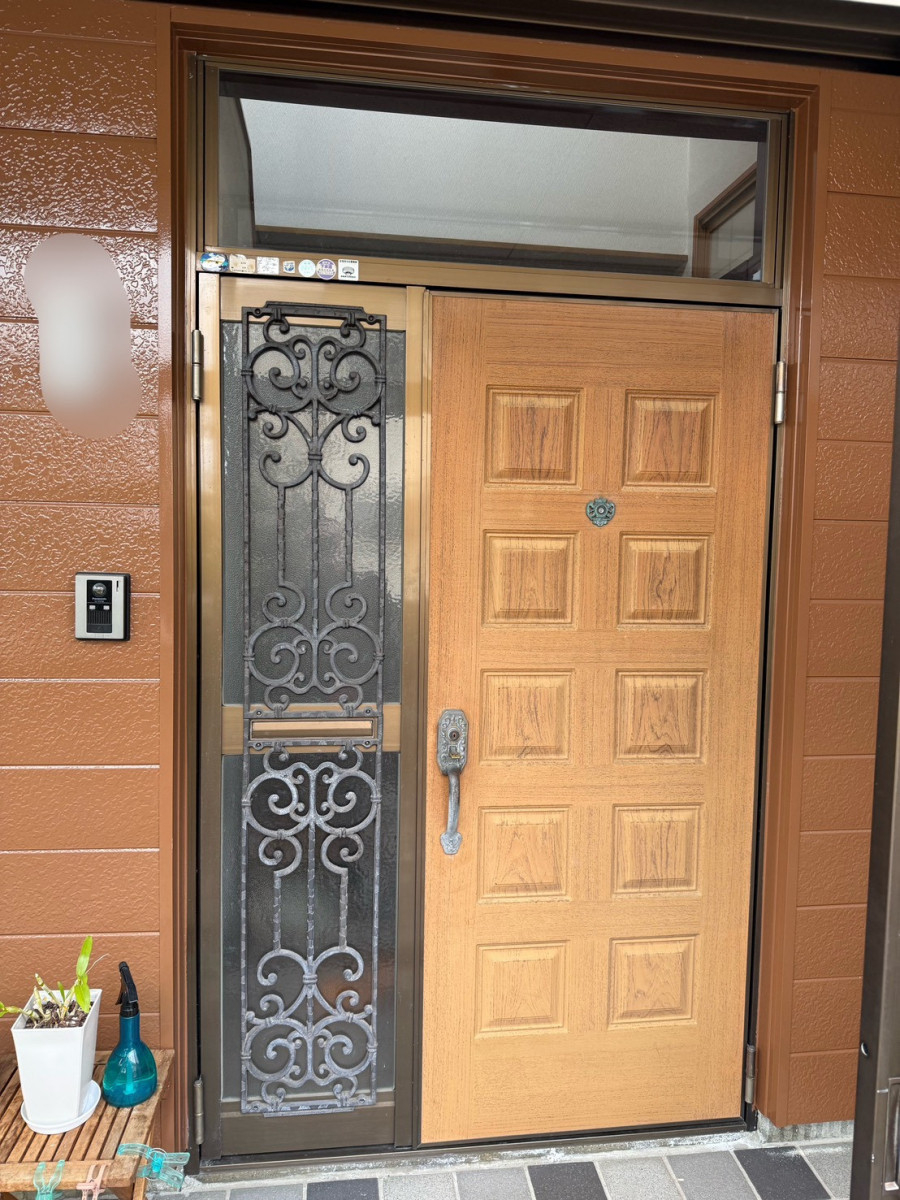 イワイの敦賀市｜LIXILリシェントで玄関ドアを1dayリフォーム！採風付き親子ドアに交換しましたの施工前の写真1