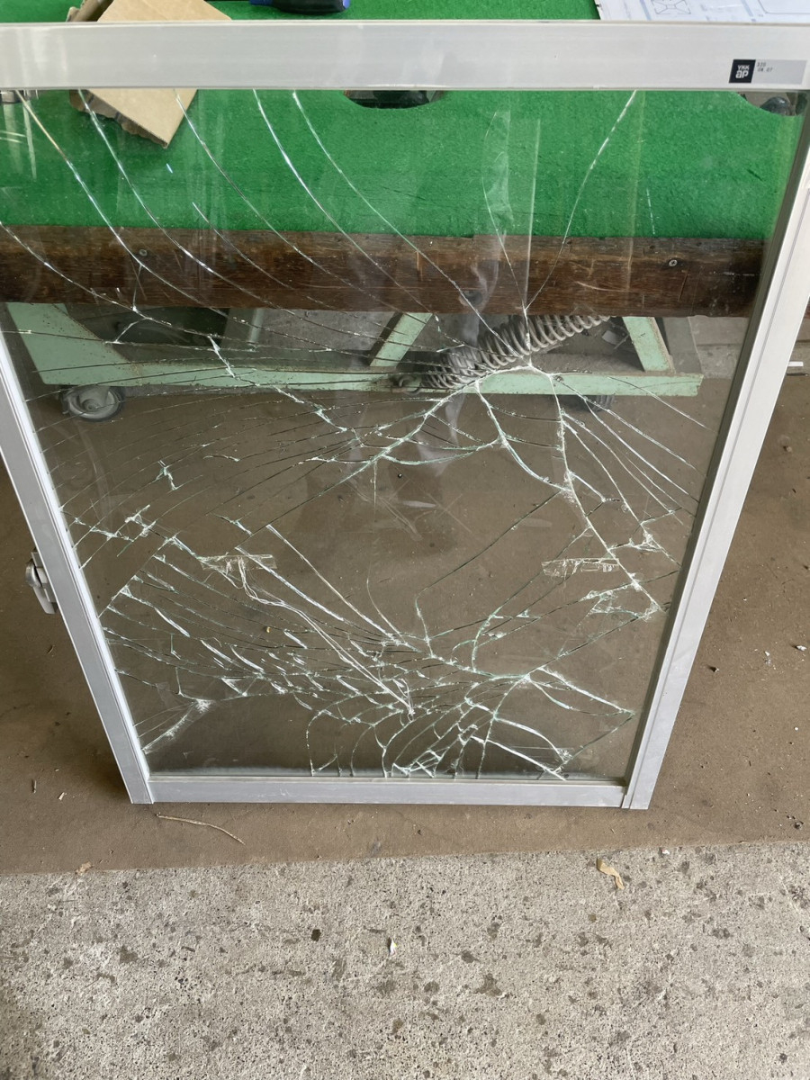 イワイのガラスが割れても落ちない？飛散防止フィルムの効果がよく分かるガラス修理事例｜敦賀市の施工前の写真1