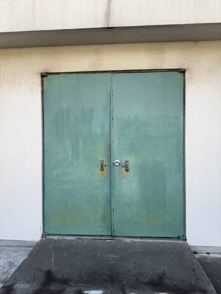 イワイの小学校体育館のスチールドアをカバー工法で交換｜両開きドア2セットを短工期リフォーム【敦賀市】の施工前の写真1