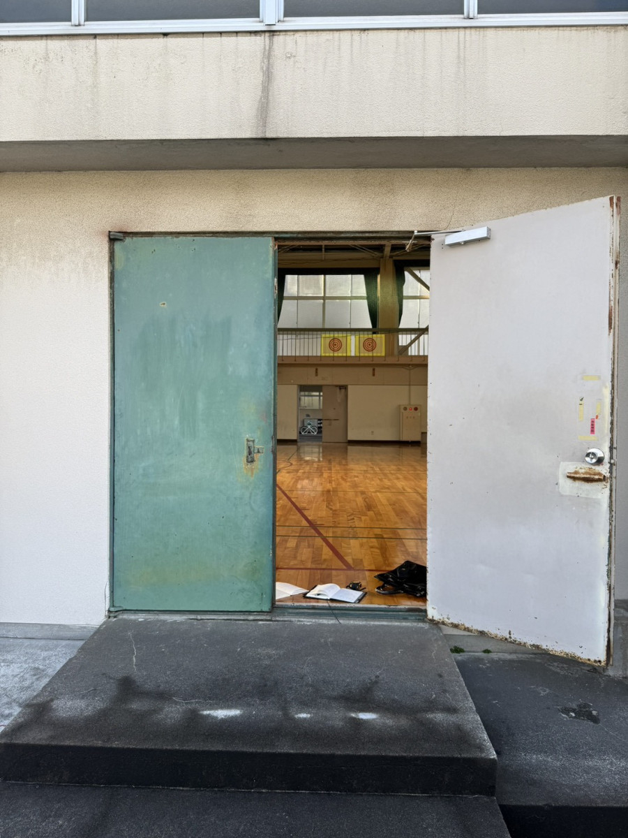 イワイの小学校体育館のスチールドアをカバー工法で交換｜両開きドア2セットを短工期リフォーム【敦賀市】の施工前の写真2