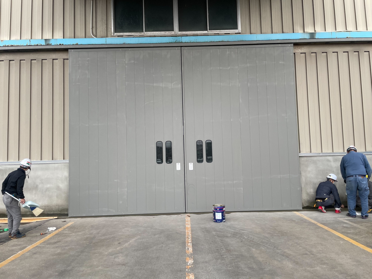 イワイの大型スチールハンガー戸の取替え｜吊り戸の動き不良を短工期で改善（カバー工法）【敦賀市】の施工後の写真2