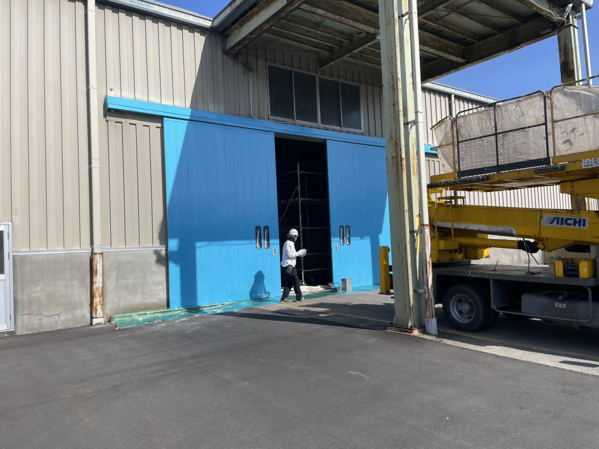 イワイの大型スチールハンガー戸の取替え｜吊り戸の動き不良を短工期で改善（カバー工法）【敦賀市】の施工後の写真3