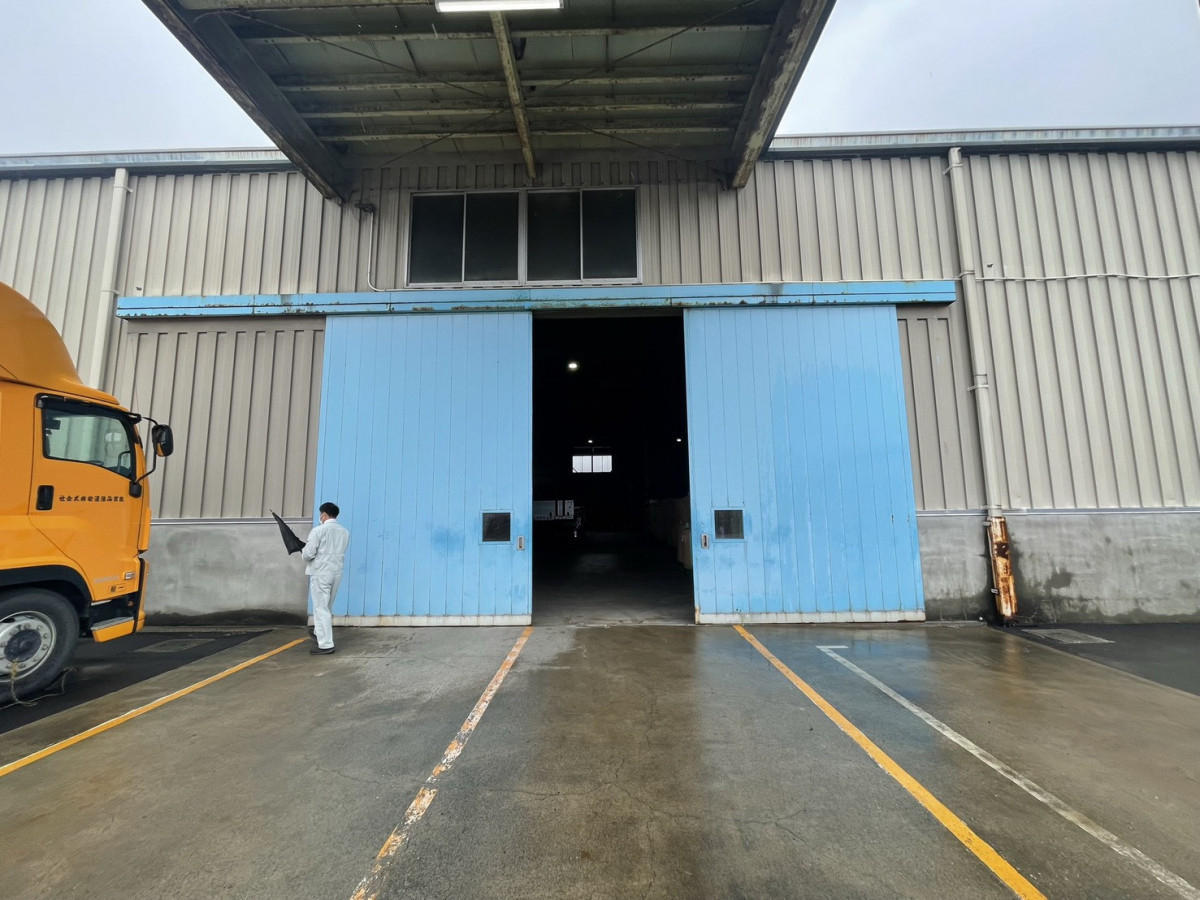 イワイの大型スチールハンガー戸の取替え｜吊り戸の動き不良を短工期で改善（カバー工法）【敦賀市】の施工前の写真1