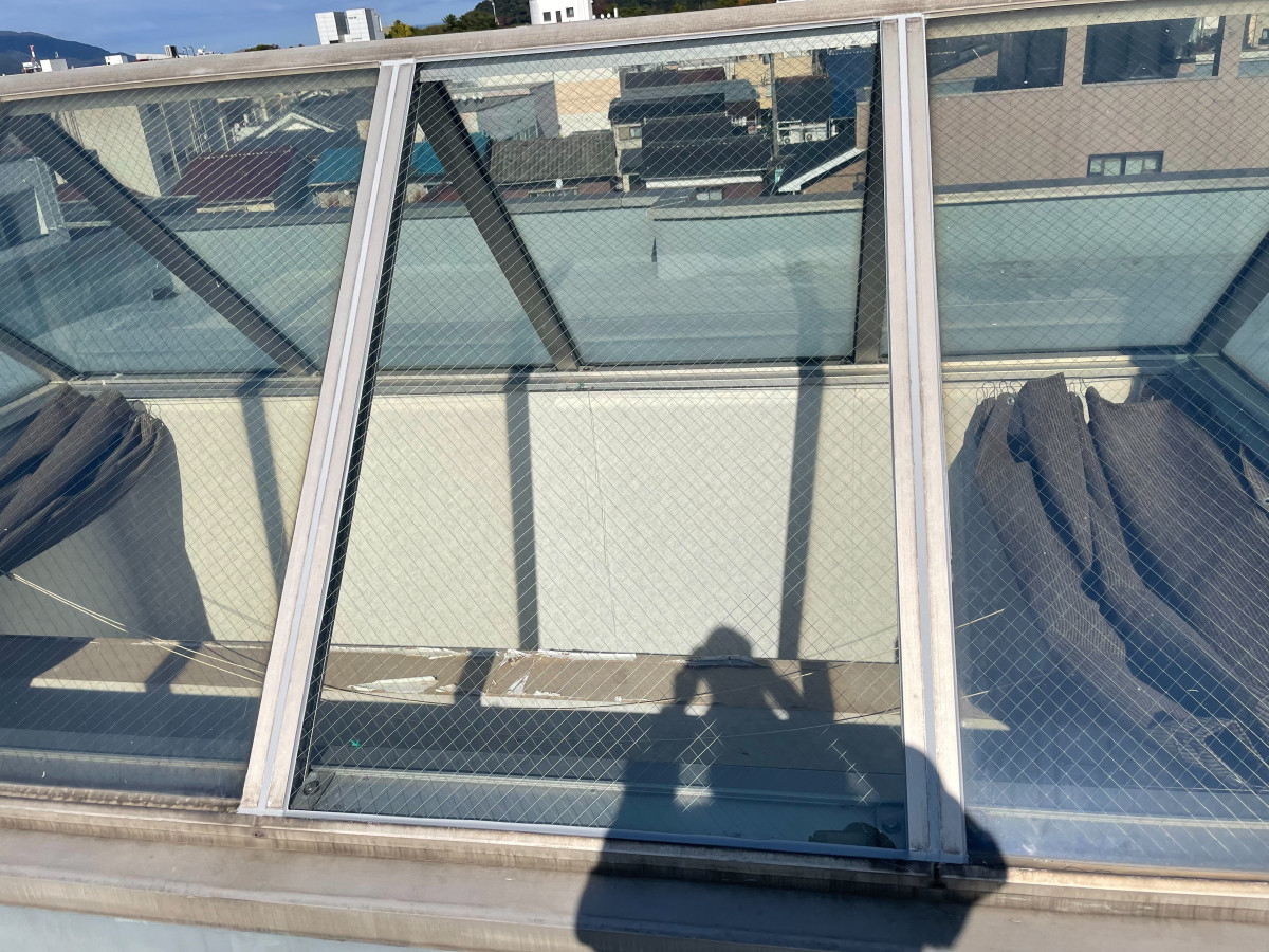 イワイの屋上トップライトのガラス交換｜網入りガラスの錆割れを修理＋遮熱フィルムNano70SX施工【敦賀市】の施工後の写真2