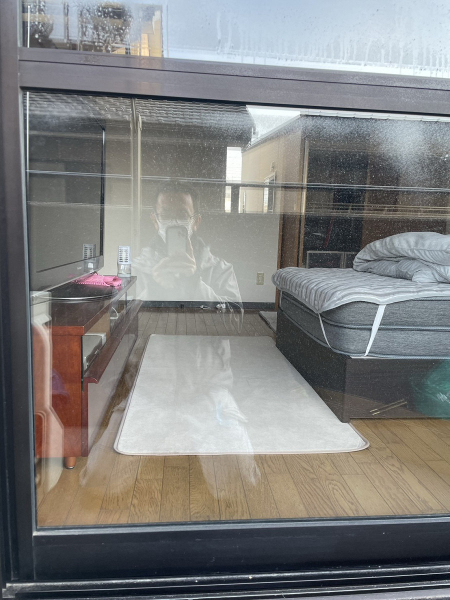 イワイの西日対策に最適！網入りガラスに外貼りミラー遮熱フィルム施工｜熱割れリスクを回避した安全対策（敦賀市）の施工前の写真1