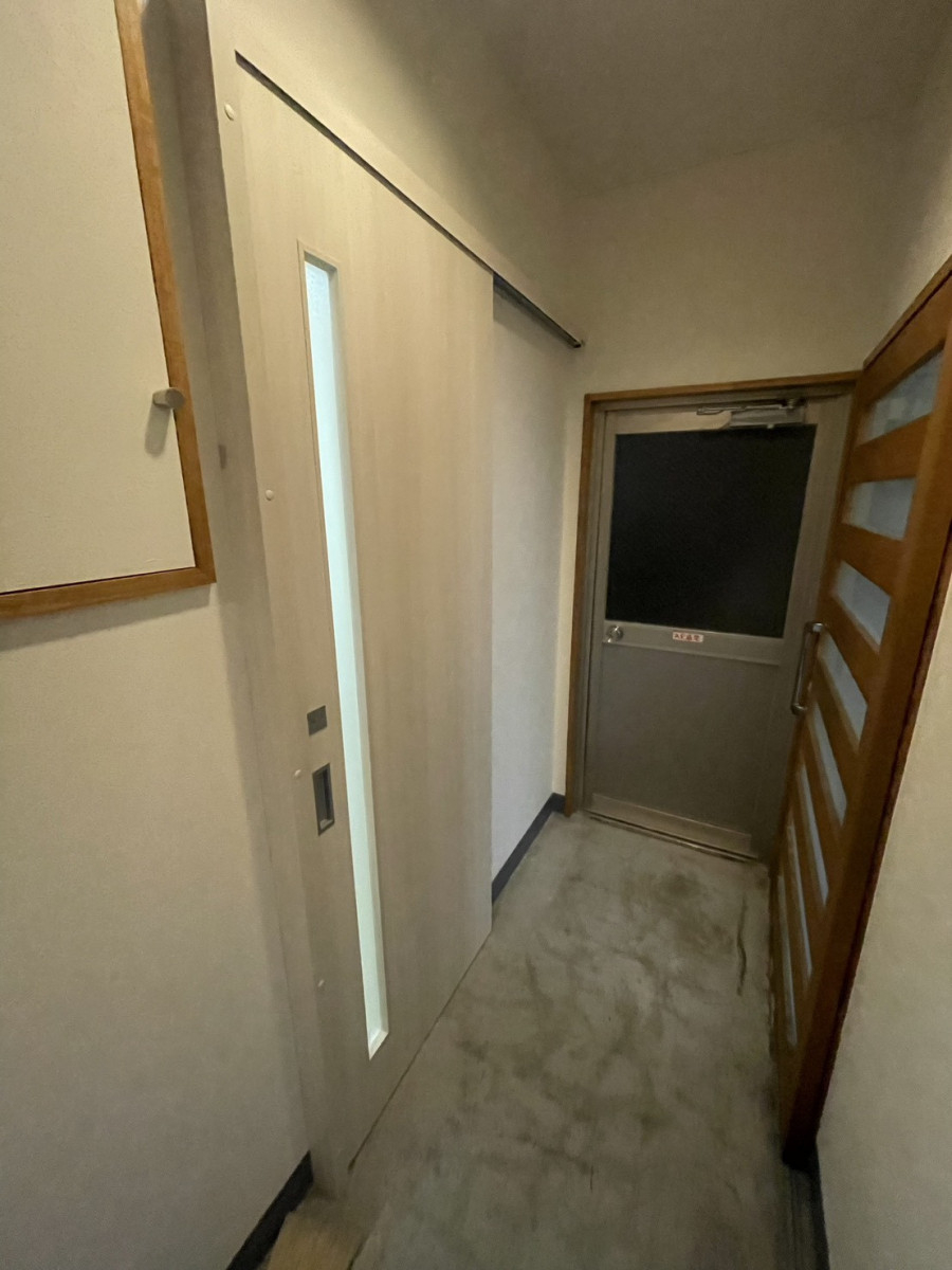 イワイの狭い和式トイレを一新！社員用トイレを広々洋式へ改修｜使いやすさと清潔感が大幅アップの施工後の写真1