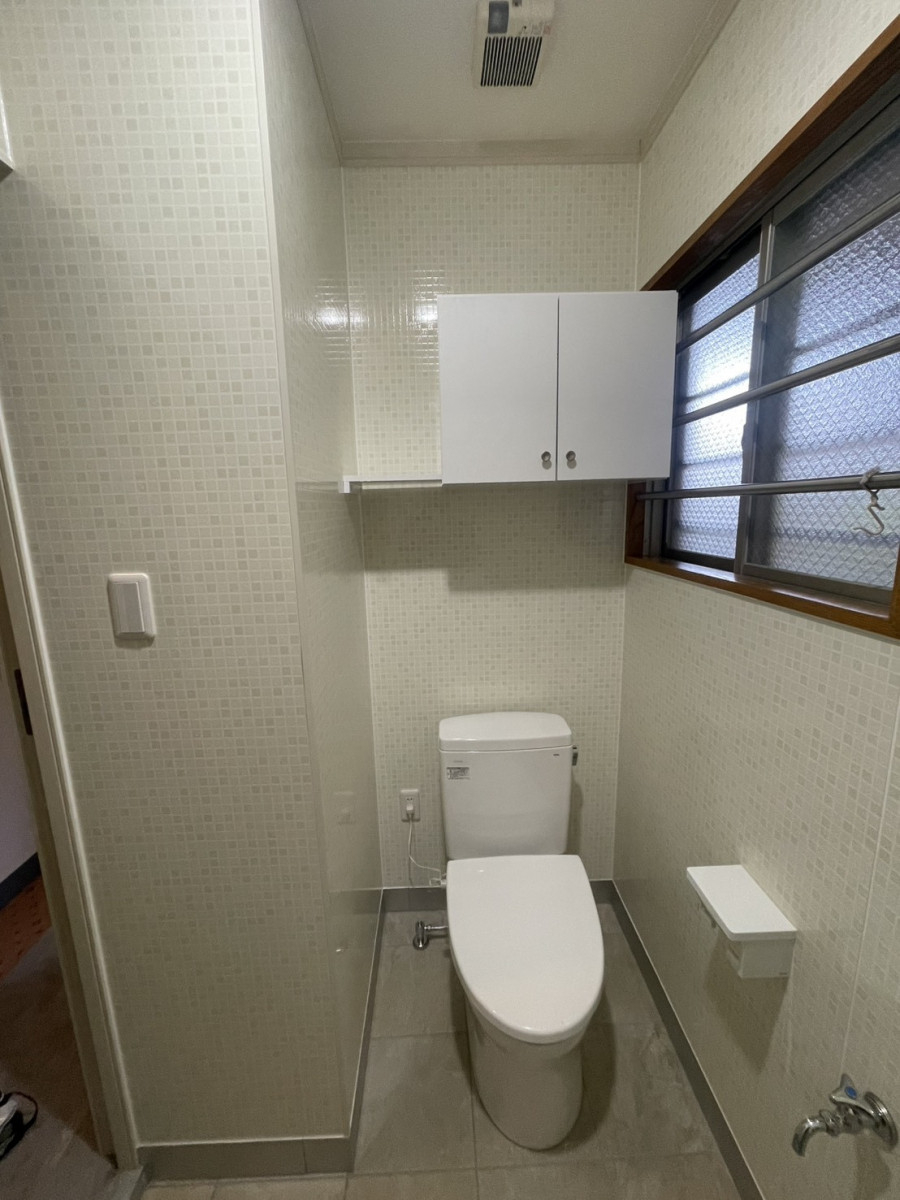 イワイの狭い和式トイレを一新！社員用トイレを広々洋式へ改修｜使いやすさと清潔感が大幅アップの施工後の写真2