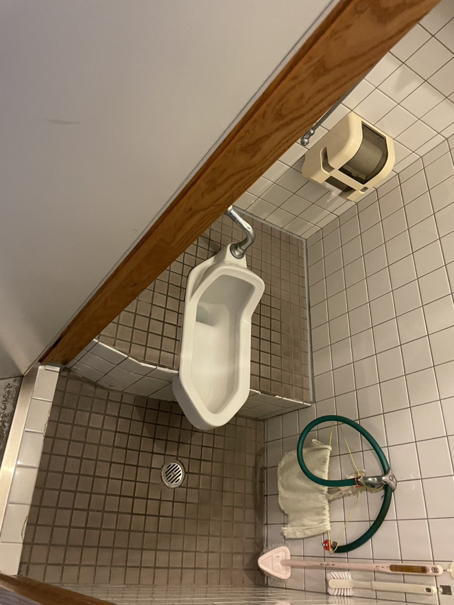 イワイの狭い和式トイレを一新！社員用トイレを広々洋式へ改修｜使いやすさと清潔感が大幅アップの施工前の写真1