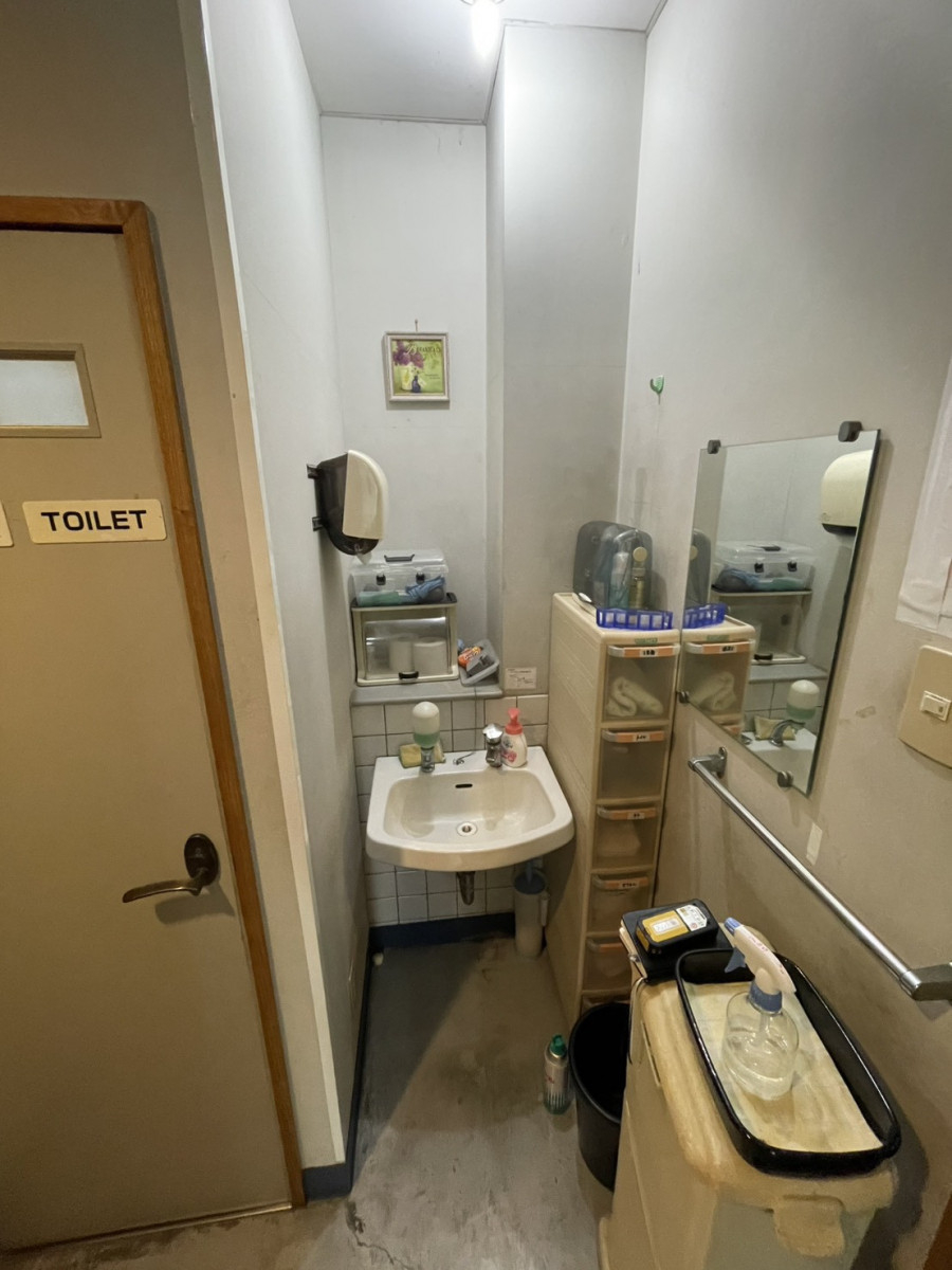 イワイの狭い和式トイレを一新！社員用トイレを広々洋式へ改修｜使いやすさと清潔感が大幅アップの施工前の写真2