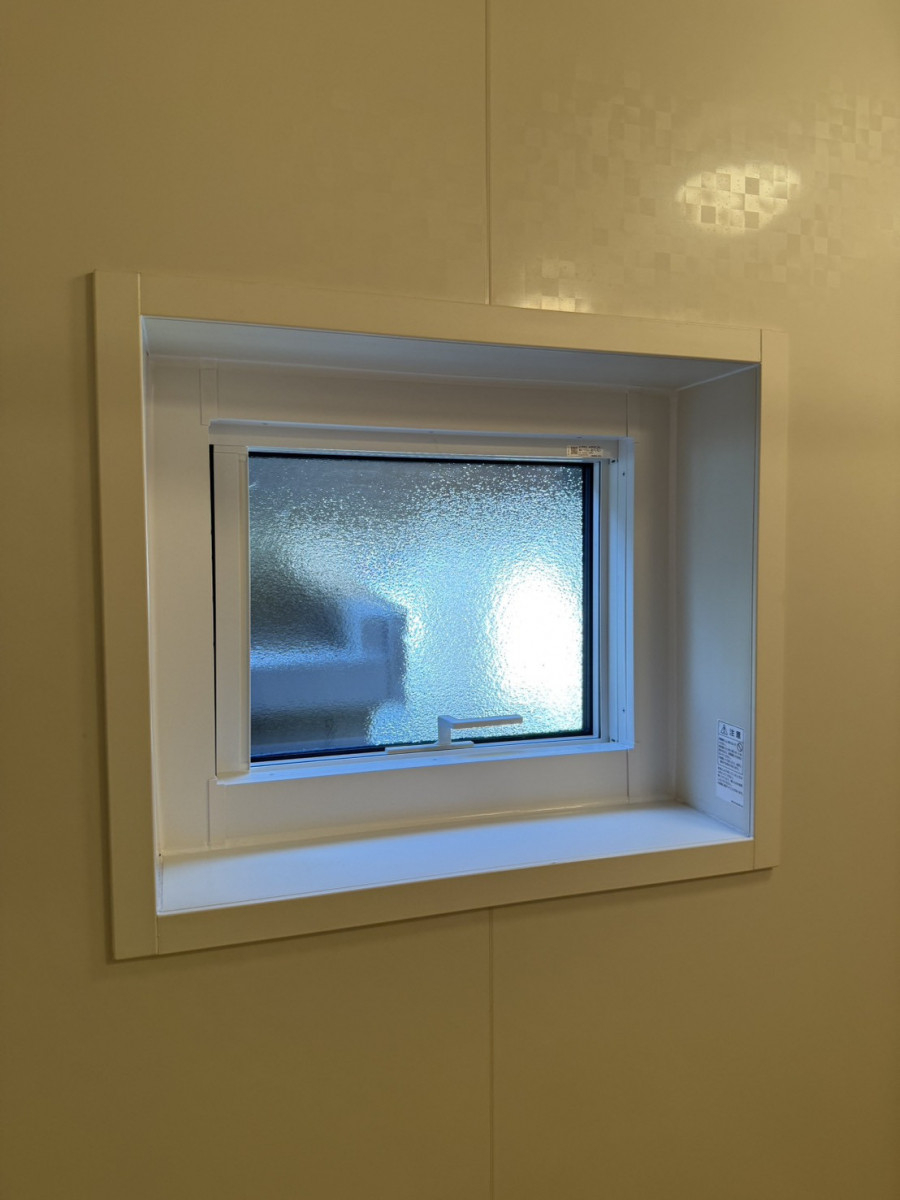 イワイの【敦賀市｜窓リフォーム】寒いジャロジー窓を断熱サッシへ！先進的窓リノベ2026でトリプルガラスに交換の施工後の写真2