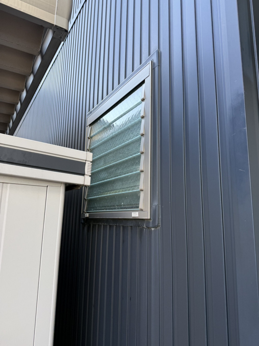 イワイの【敦賀市｜窓リフォーム】寒いジャロジー窓を断熱サッシへ！先進的窓リノベ2026でトリプルガラスに交換の施工前の写真1